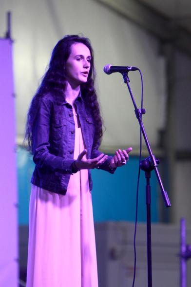 La cantante lírica Laura Redondo en plena actuación 
