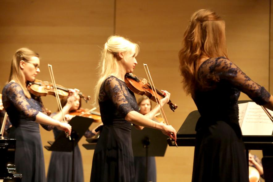 Concierto Orquesta de Mujeres - Imagen lateral de la orquesta femenina.