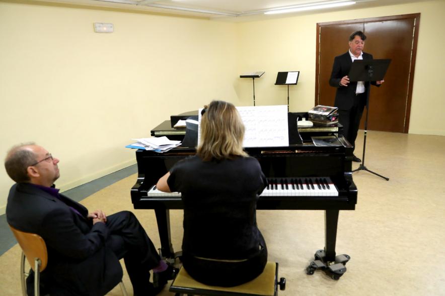 Homenaje a Debussy - Escuela de Música - Imagen escenario de la escuela de música, donde podemos ver a una pianista y a un cantante.