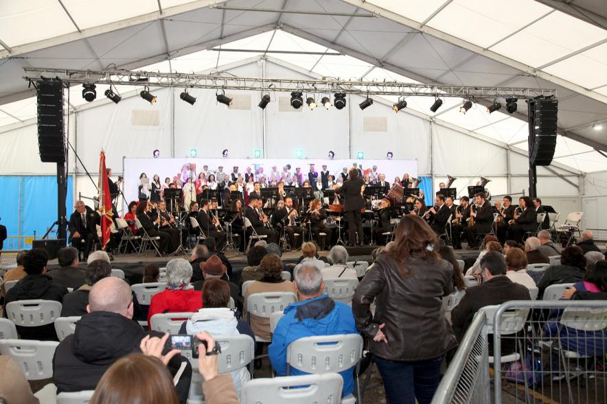 Miembros de la banda en el escenario vistos desde el público