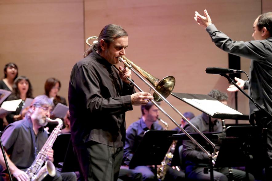 Concierto a favor de los Refugiados - Imagen primer plano de un músico que toca el trombón.