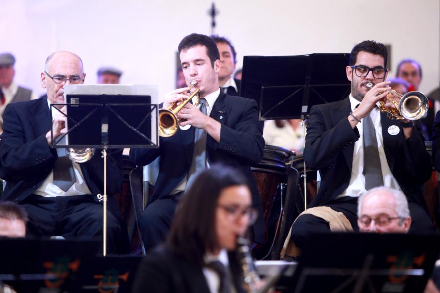 Músicos tocando la trompeta
