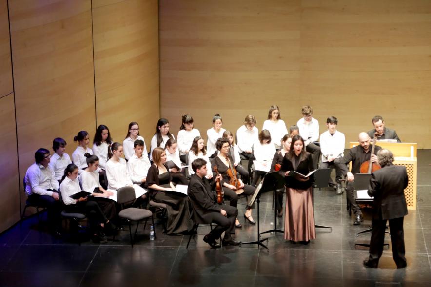 Concierto de Cantatas para el Tiempo de la Pasión -  Plano cenital del auditorio y el escenario iluminado.