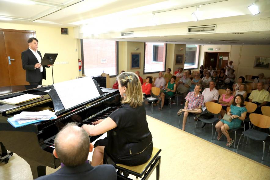 Homenaje a Debussy - Escuela de Música - Imagen escenario de la escuela de música, donde podemos ver a una pianista y a un cantante.
