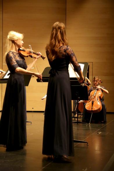 Concierto Orquesta de Mujeres -  Imagen lateral de la orquesta femenina.