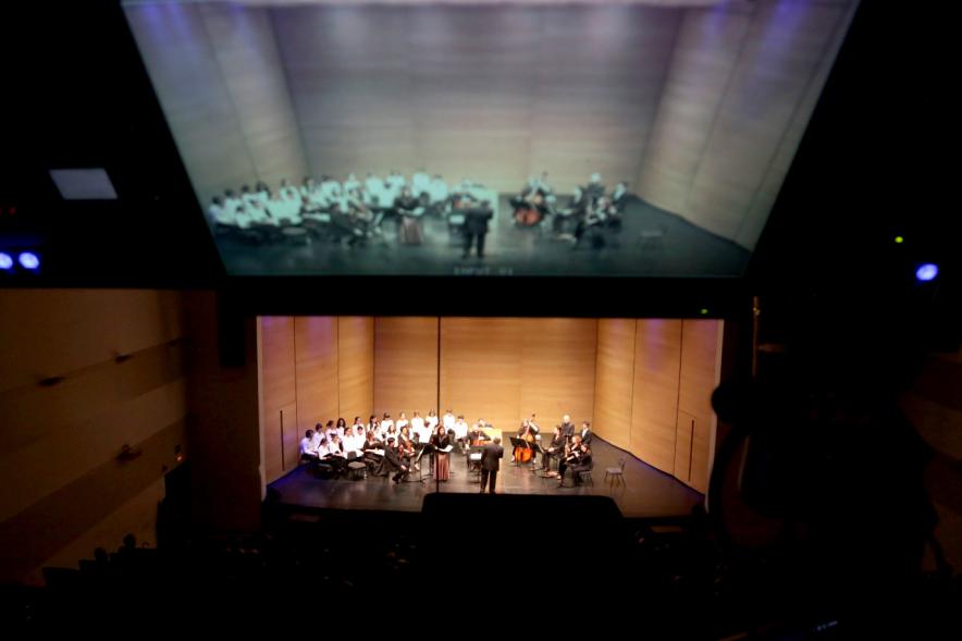 Concierto de Cantatas para el Tiempo de la Pasión - Toma cenital del escenario iluminado.