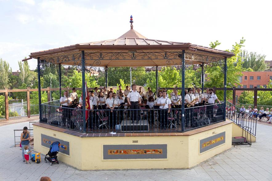 Concierto de Verano de la Banda de Música - Imagen de la banda de música en el templete, saludando al público.