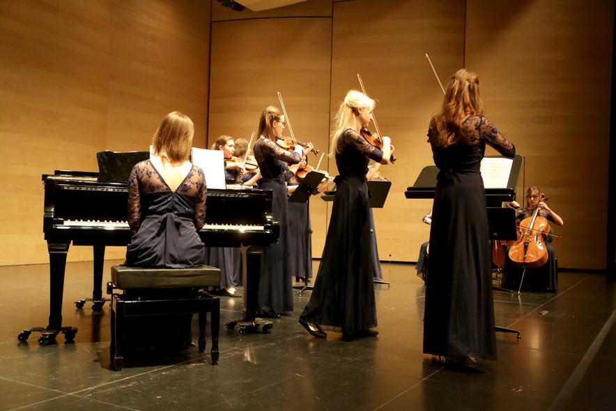 Concierto Orquesta de Mujeres -   Imagen lateral de la orquesta femenina.