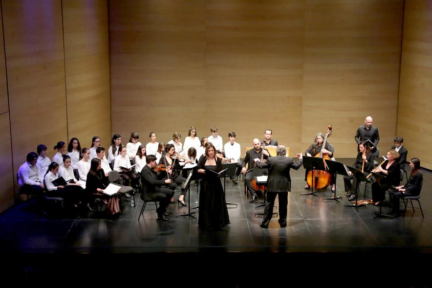 Concierto de Cantatas para el Tiempo de la Pasión - Imagen de la orquesta, la solista y el director.