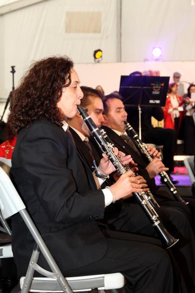 Miembros de la banda tocando el clarinete