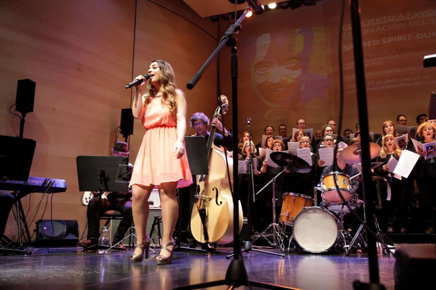 Concierto a favor de los Refugiados - Imagen de primer plano de una cantante solista.