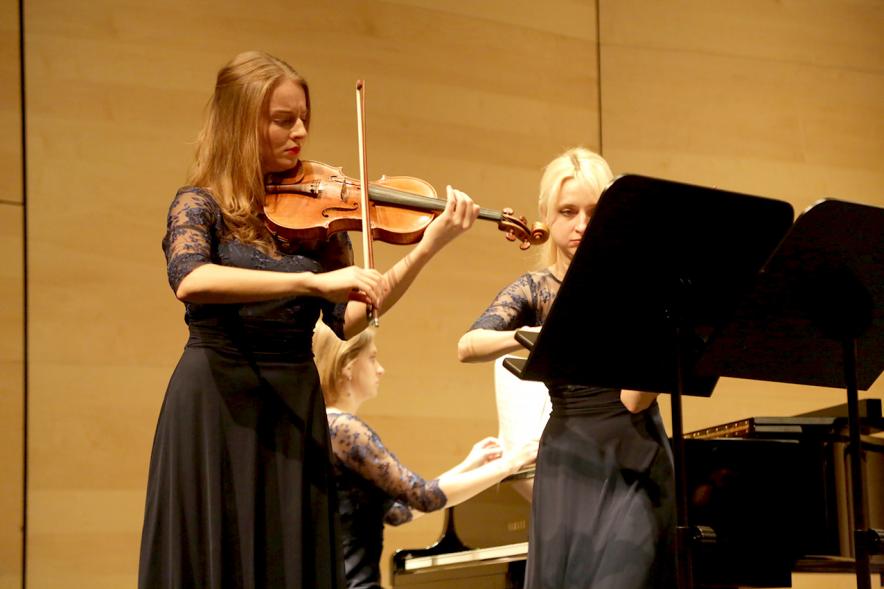 Concierto Orquesta de Mujeres - Primer plano  de dos componentes de la orquesta.
