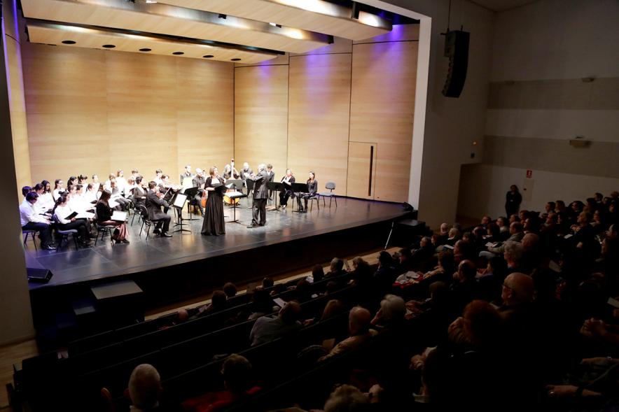 Concierto de Cantatas para el Tiempo de la Pasión -  Imagen lateral del teatro y el escenario iluminado.
