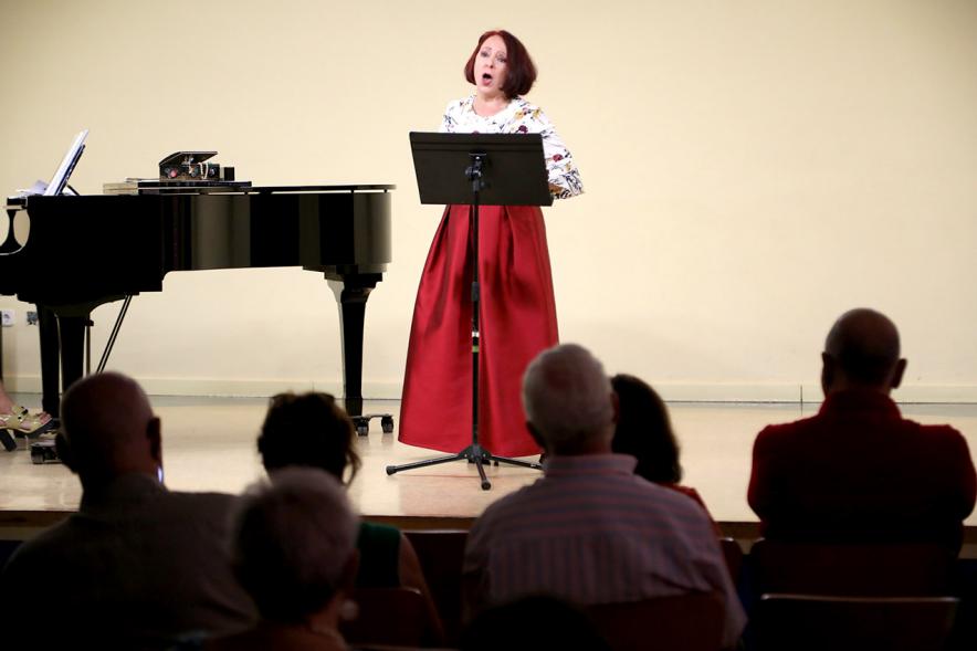 Homenaje a Debussy - Escuela de Música - Imagen de una cantante en el escenario en un momento de su actuación.