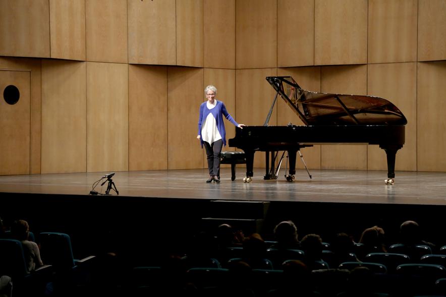 Sylvia Torán saludando al público. 