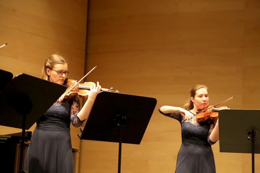 Concierto Orquesta de Mujeres - Primer plano  de dos componentes de la orquesta.