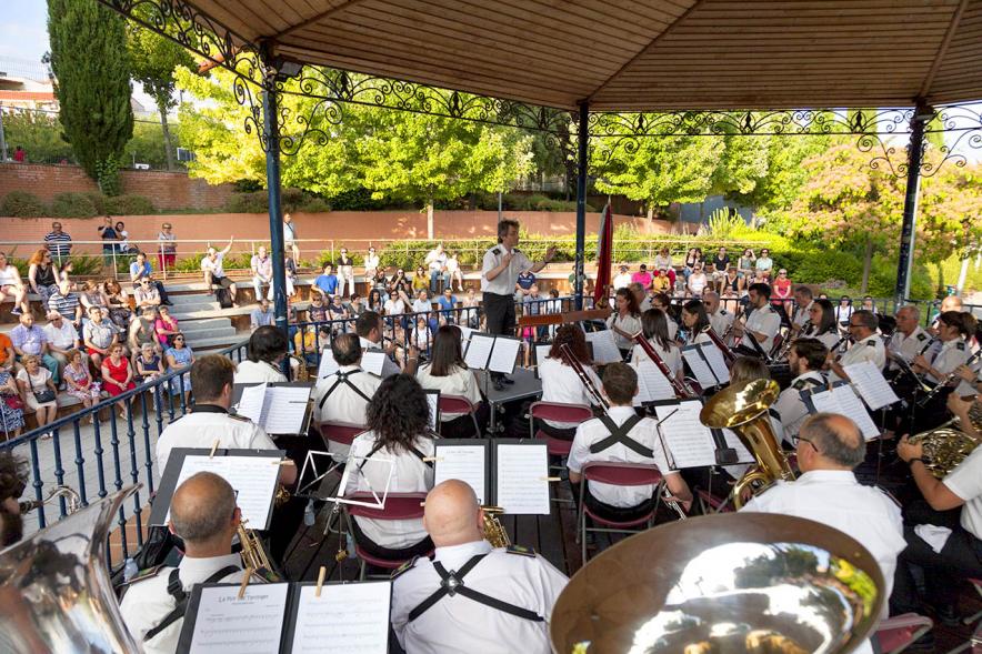 Concierto de Verano de la Banda de Música - Imagen de la banda de música en el interior del templete.
