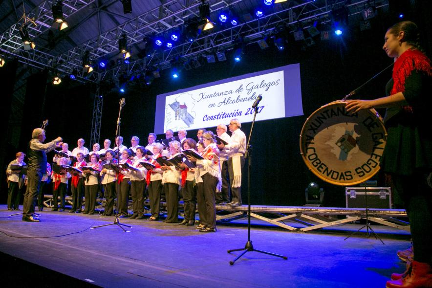 Concierto de la Constitución de la Xuntanza de Galegos 2017 - Imagen de un momento de la actuación de una coral y los músicos que la acompañan.