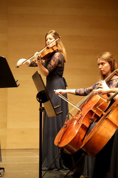 Concierto Orquesta de Mujeres - Primer plano dos componentes de la orquesta.
