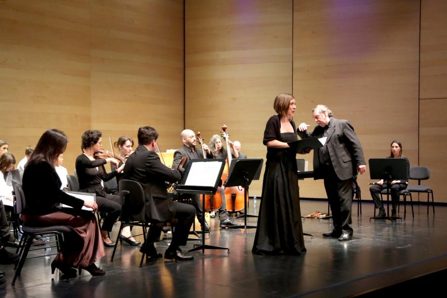 Concierto de Cantatas para el Tiempo de la Pasión - Imagen del director saludando a la  solista.