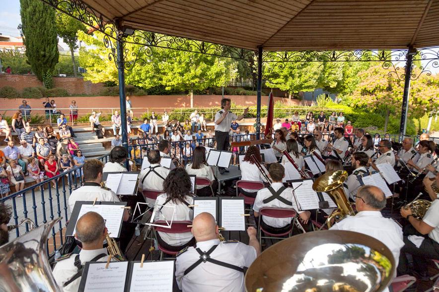 Concierto de Verano de la Banda de Música - Imagen de la banda de música en el interior del templete.