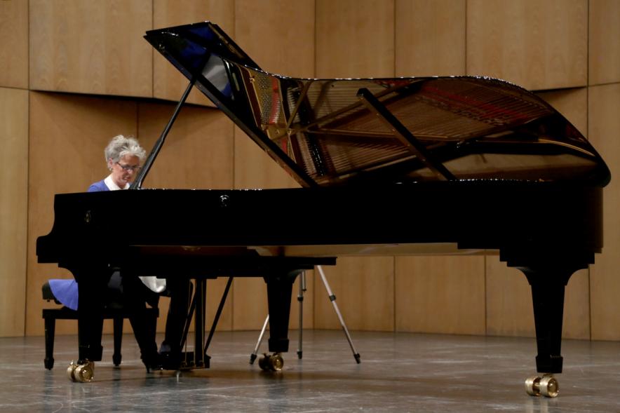 Sylvia Torán al piano.