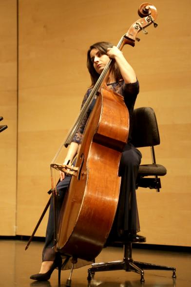 Concierto Orquesta de Mujeres - Primer plano de la violonchelista.