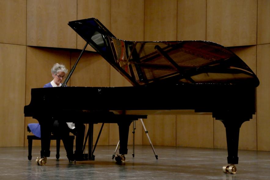 Sylvia Torán al piano.