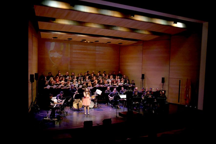 Concierto a favor de los Refugiados - Imagen vista general de las personas que están actuando en el escenario.