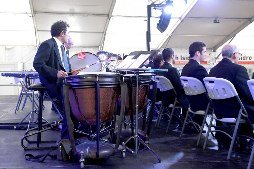Percusionista tocando los timbales