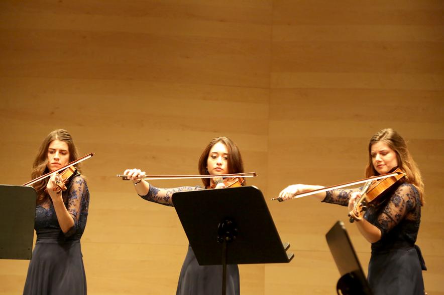 Concierto Orquesta de Mujeres - Primer plano varias componentes de la orquesta.