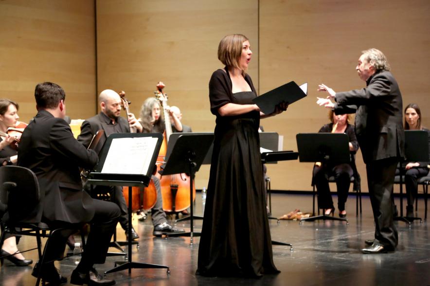 Concierto de Cantatas para el Tiempo de la Pasión - Imagen de la orquesta, la solista y el director.