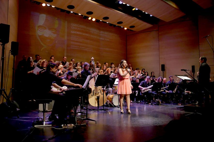 Concierto a favor de los Refugiados - Imagen primer plano de los músicos y una cantante solista.