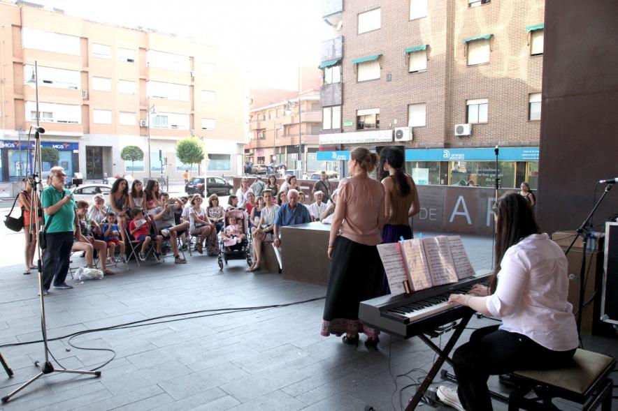 La Música Toma la Calle - Concierto en el Centro de Arte - Actuación musical con público.