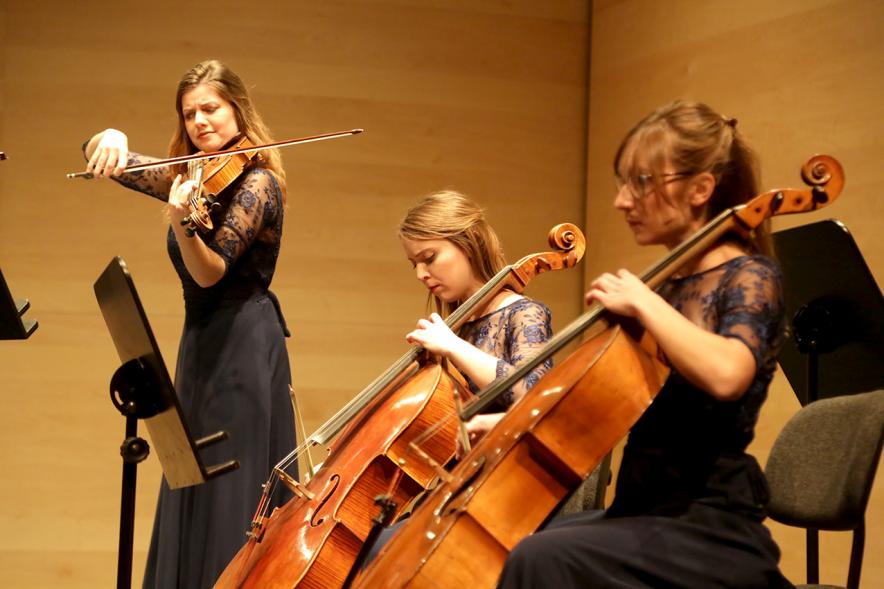 Concierto Orquesta de Mujeres - Primer plano varias componentes de la orquesta.