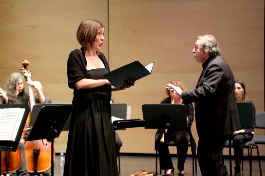 Concierto de Cantatas para el Tiempo de la Pasión - Imagen de la solista y el director.