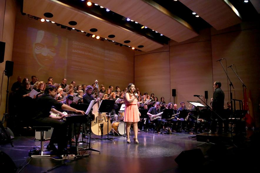 Concierto a favor de los Refugiados - Imagen primer plano de los músicos y una cantante solista.