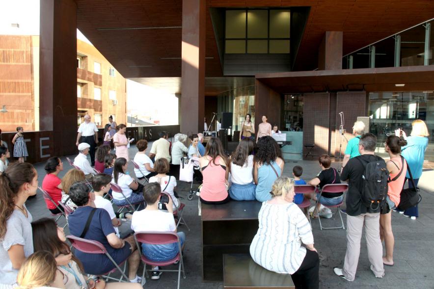 La Música Toma la Calle - Concierto en el Centro de Arte - Toma posterior del público.