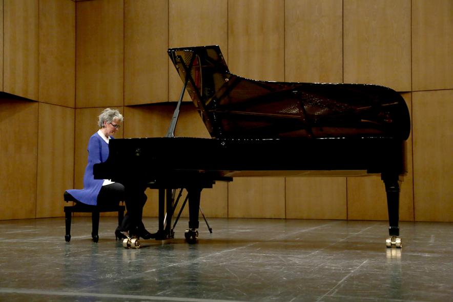 Sylvia Torán al piano.