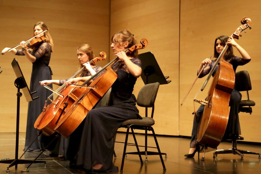 Concierto Orquesta de Mujeres - Primer plano varias componentes de la orquesta.