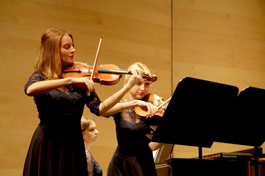 Concierto Orquesta de Mujeres - Primer plano varias componentes de la orquesta.