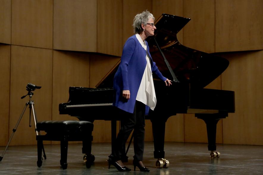 Sylvia Torán saludando al público. 