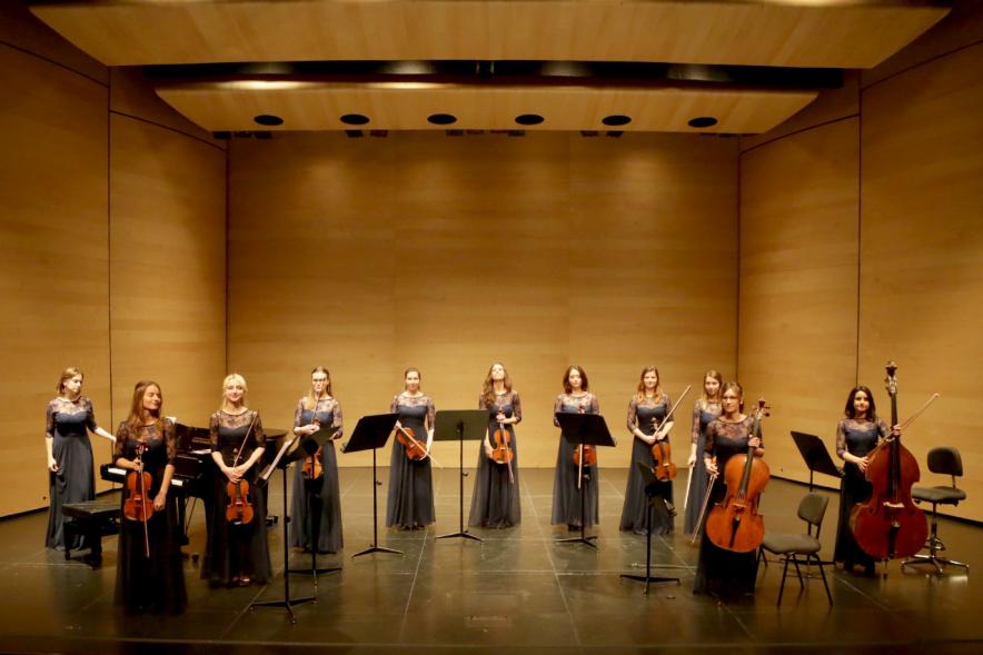 Concierto Orquesta de Mujeres - Imagen de la orquesta al completo de pie.