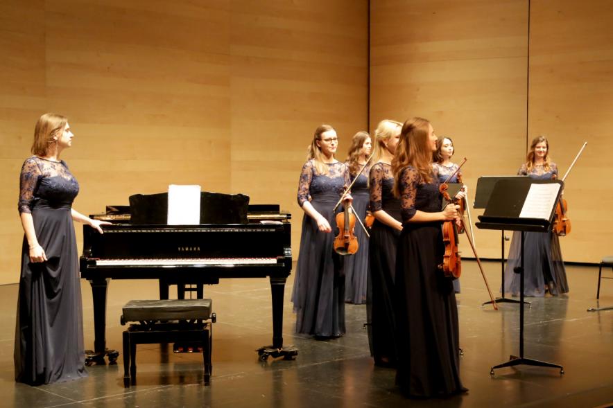 Concierto Orquesta de Mujeres - Imagen  de las componentes de la orquesta de pie.