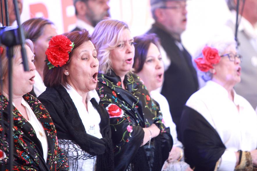 Mujeres cantando en el coro