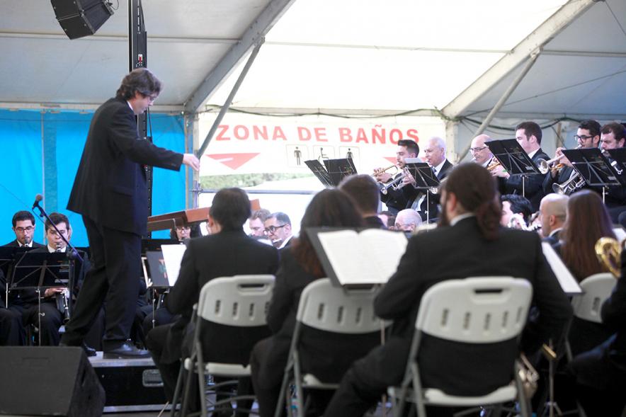 Vista lateral del director entre la orquesta