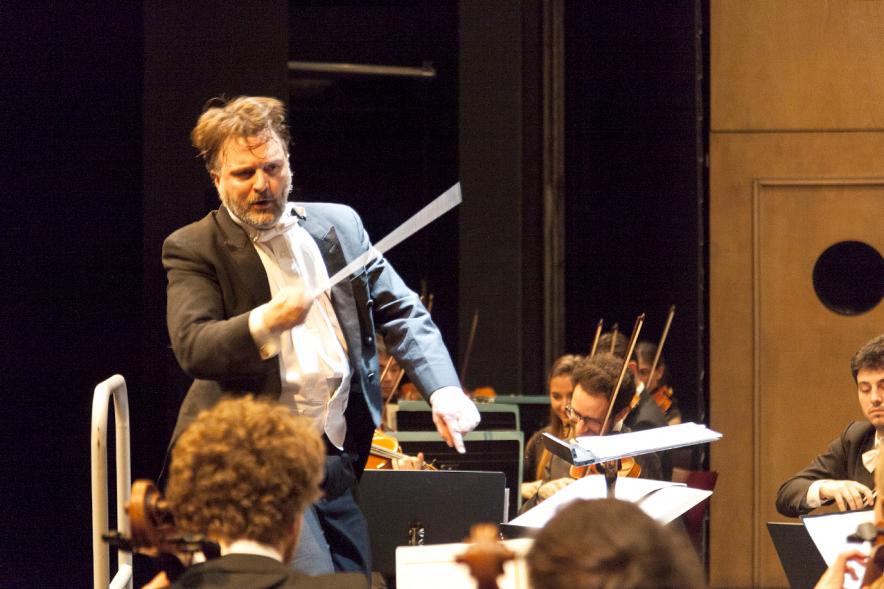 Concierto de Año Nuevo 2017 - Imagen del director dirigiendo la orquesta.
