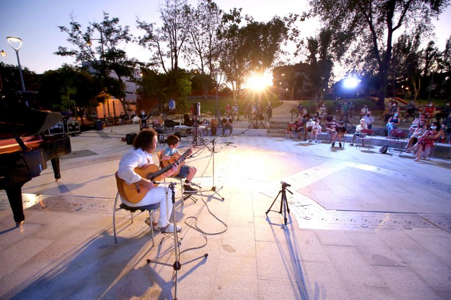 Vista lateral de músicos con guitarra, tocando en el parque de Asturias. 2020