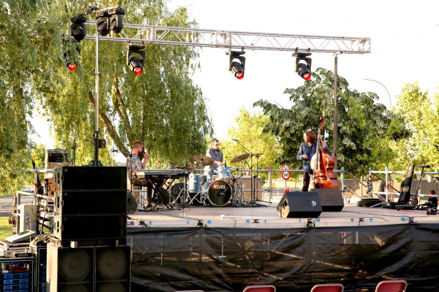 Músicos en el escenario