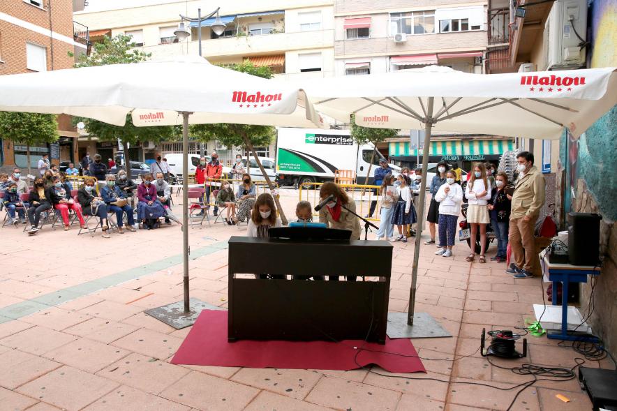 Concierto Infantil Escuela de Música en Distrito Centro - Imagen de los asistentes y de los niños tocando el piano.